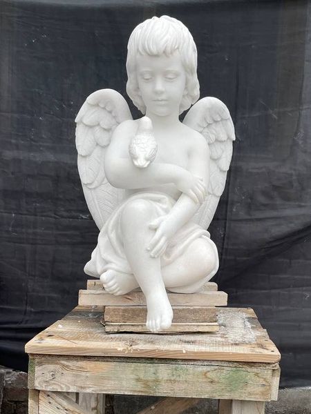 Ангел из белого мрамора